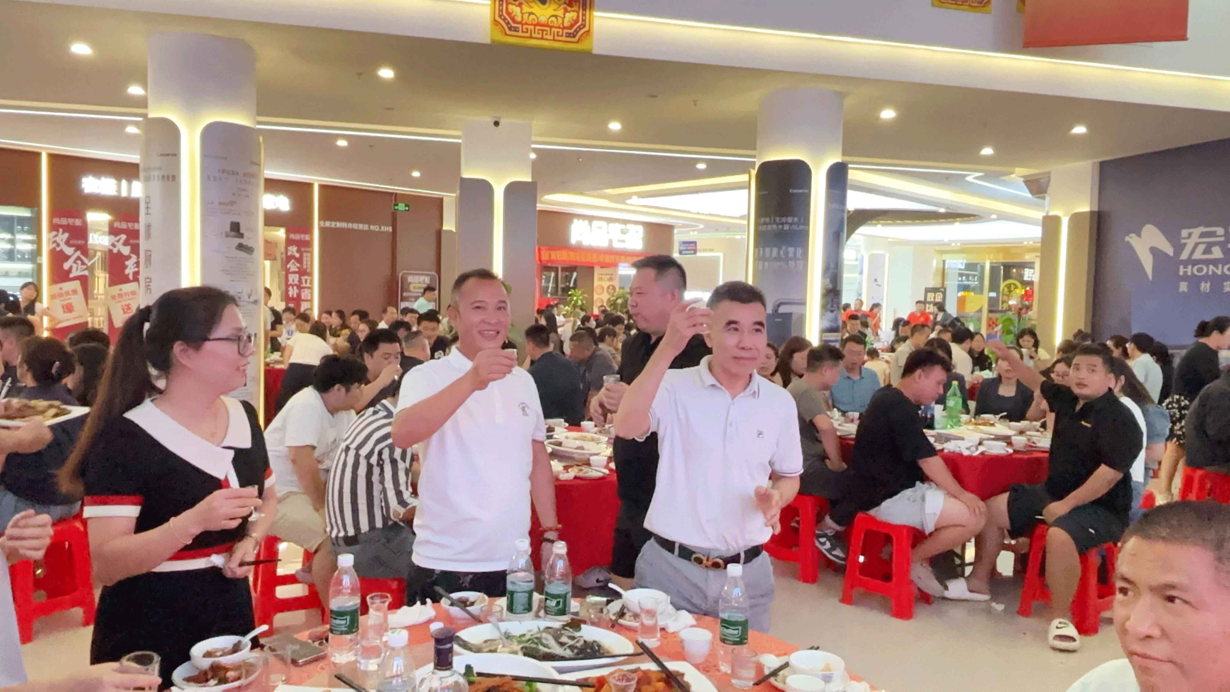 双节同庆暖商心 鸿发居周年庆典启幕，新区共赢新篇章！